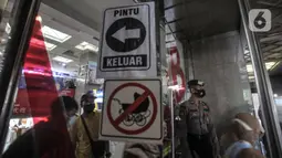 Petugas kepolisian berjaga di salah satu pintu masuk Blok B Pasar Tanah Abang, Jakarta, Minggu (2/5/2021). Petugas gabungan TNI, Polri, dan Satpol PP memperketat penjagaan di tiap pintu masuk Blok A dan B Pusat Grosir Tanah Abang guna mencegah kerumunan pengunjung. (merdeka.com/Iqbal S Nugroho)