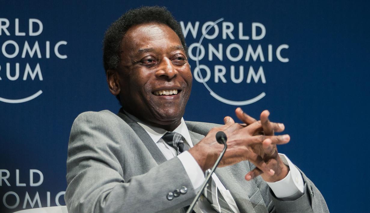 1. Pele - Legenda Brazil yang yakin akan selalu memakai jersey yang sama demi memberikan penampilan terbaik. Suatu saat bomber Santos tersebut tampil tak sesuai harapan dikarenakan menggunakan jersey yang berbeda. (AFP/Benedikt Loebel)