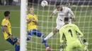 Gelandang Real Madrid, Casemiro, menyundul bola saat melawan Cadiz pada laga Liga Spanyol di Stadion Ramon de Carranza, Rabu (22/4/2021). Real Madrid menang dengan skor 3-0. (AFP/Jorge Guerrero)