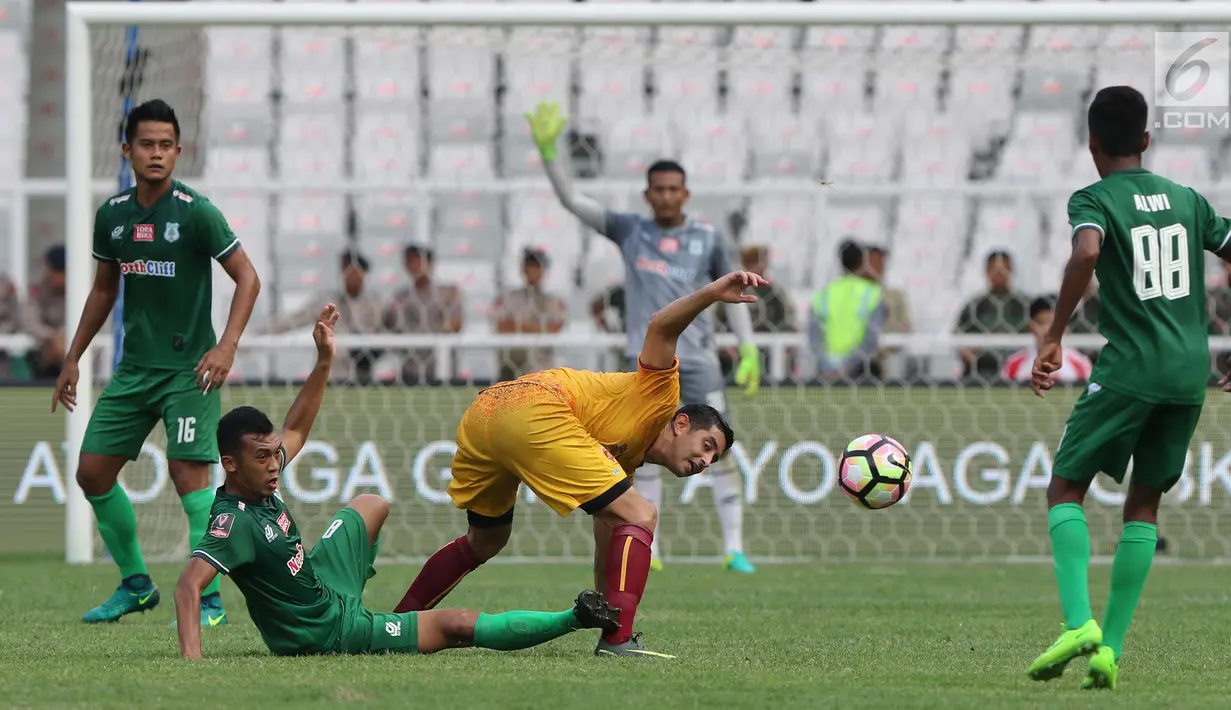 Pemain PSMS Medan berusaha menghalau pemain Sriwijaya FC saat pertandingan perebutan juara ketiga Piala Presiden di Stadion Gelora Bung Karno, Jakarta, Sabtu (17/2). (Liputan6.com/Arya Manggala)