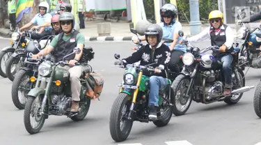 Presiden Joko Widodo (kiri) mengendarai motor Kawasaki W175 miliknya mengelilingi Kota Bandung, Minggu (11/10). Presiden Jokowi ditemani Gubernur Jawa Barat Ridwan Kamil dan pengendara sepeda motor dari berbagai komunitas. (Liputan6.com/Angga Yuniar)