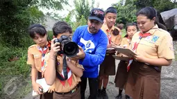 Siswa mencoba kamera saat mengikuti pelatihan jurnalistik dalam rangka HUT ke-3 Jojoners, Bali, Jumat (27/1). Tema  HUT ke-3 Jojoners 'Tri Hita Karana' yang  bermakna hubungan antar manusia, alam dan Tuhan. (Liputan6.com/Angga Yuniar)