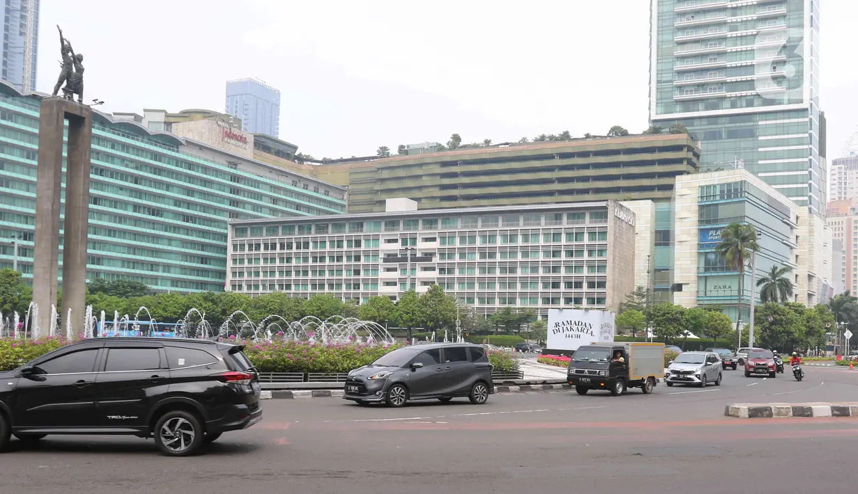 <p>Kendaraan melintasi kawasan Bundaran HI, Jakarta, Senin (9/5/2022). Pembatasan kendaraan roda empat dengan sistem Ganjil Genap (GaGe) di wilayah DKI Jakarta mulai Senin, 9 April 2022, seiring dengan berakhirnya cuti bersama libur Lebaran 2022 atau Idul Fitri 1443 H. (Liputan6.com/Herman Zakharia)</p>