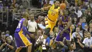 Pemain Los Angeles Lakers forward Kobe Bryant (24) mencoba menghalangi gerakan pemain  Cleveland Cavaliers, Tristan Thompson (13) pada laga NBA di Quicken Loans Arena, Kamis (11/2/2016) WIB.  (David Richard-USA TODAY Sports/Reuters)