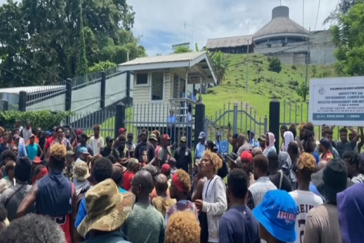 Warga Kepulauan Solomon berkumpul di depan gedung Parlemen di Honiara, menuntut pengunduran diri Perdana Menteri Manasseh Sogavare.(ABC News: Evan Wasuka)