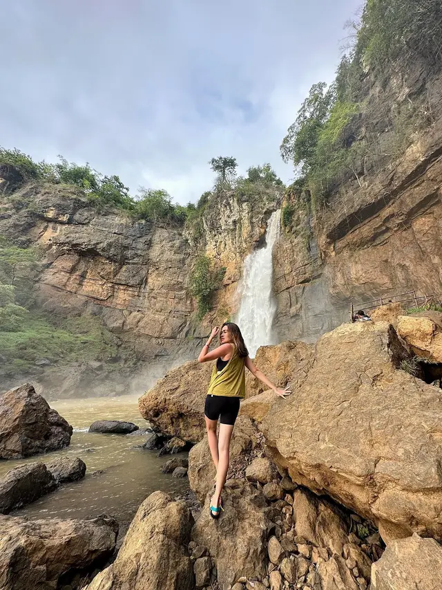 7 Momen Seru Yasmine Wildblood Main Ke Curug, Liburan Bareng Keluarga