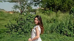 Punya senyum yang manis, Shannon menjalani pemotretan dengan tema piknik. Santai duduk dengan beralaskan kain di antara rerumputan, penampilannya pun tetap menawan dengan busana bernuansa putih. Tidak sedikit para penggemar yang membanjiri kolom komentar Instagramnya dengan pujian. (Liputan6.com/IG/@shannonnwong)