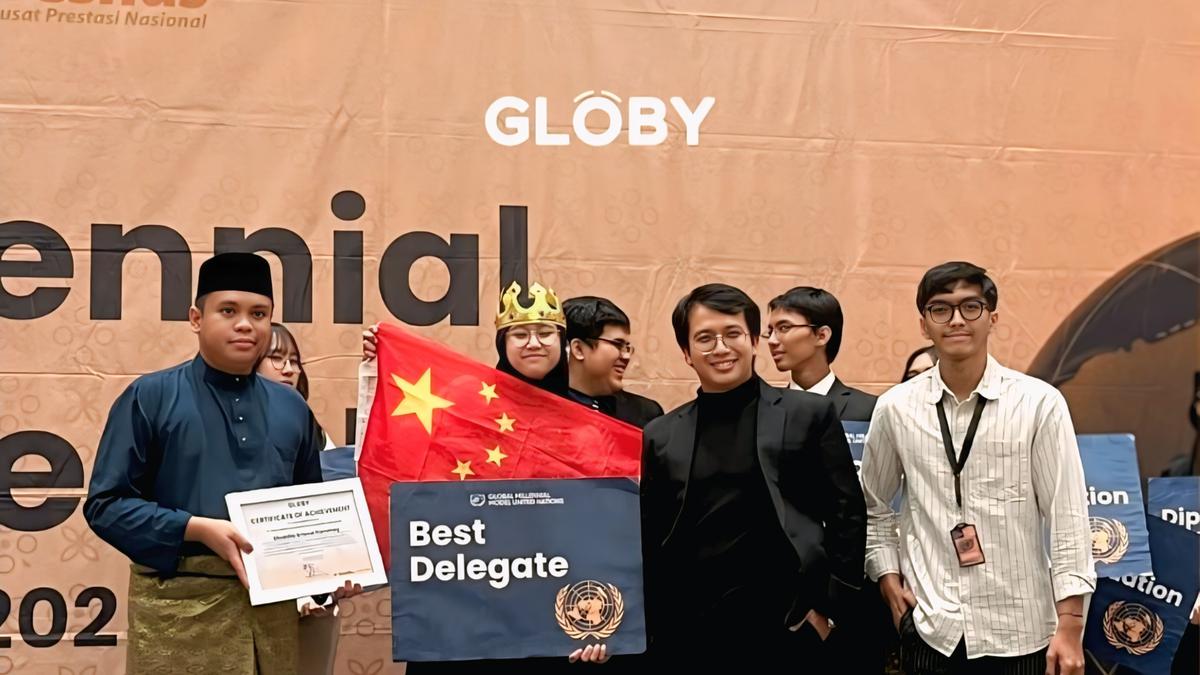 Bikin Bangga, Penyanyi Bria Itommey Toreh Prestasi di Ajang Global Millennial Model United Nations 2025