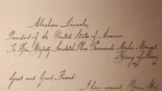 Sepucuk surat yang ditulis Presiden AS Abraham Lincoln pada tahun 1862 untuk Raja Mongkut dari Thailand dipamerkan Kedutaan Besar AS di Bangkok, 22 Maret 2018. Surat itu untuk menolak tawaran pemberian sepasang gajah sebagai hadiah. (AP/Sakchai Lalit)