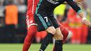 Pemain Bayern Munchen, Jerome Boating berebut bola dengan megabintang Real Madrid, Cristiano Ronaldo pada leg pertama semifinal Liga Champions di Allianz Arena, Rabu (25/4). Real Madrid berhasil menumbangkan Bayern Munchen 2-1. (AP/Kerstin Joensson)