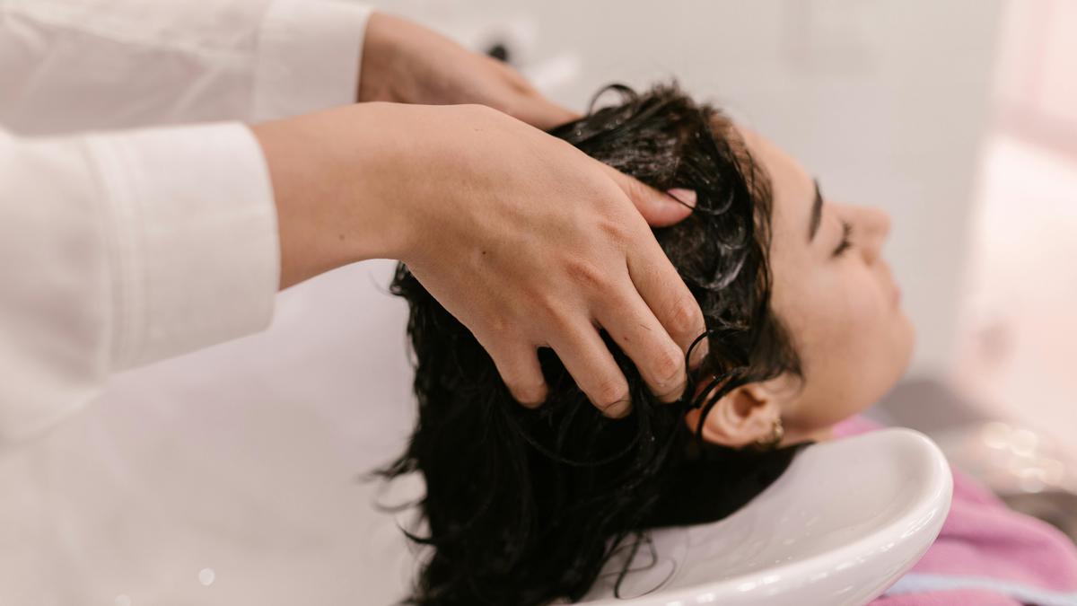Pijat Kulit Kepala Bikin Rambut Cepat Tumbuh? Cek Faktanya di Sini