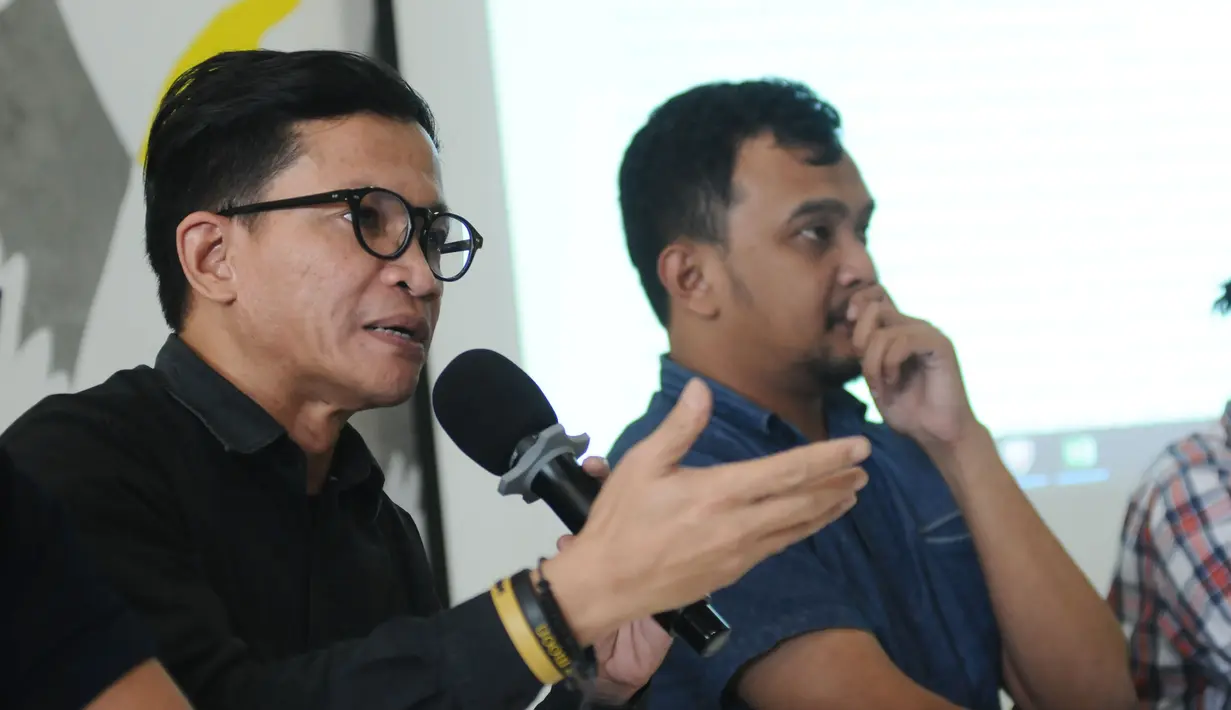 Direktur Amnesty International Indonesia Usman Hamid (kiri) menyampaikan keterangan bersama IPT 65 di Jakarta, Jumat (20/10). Rilis terkait Indonesia perlu membuka arsip tragedi 65 pasca diungkapnya dokumen Amerika. (Liputan6.com/Helmi Fithriansyah)