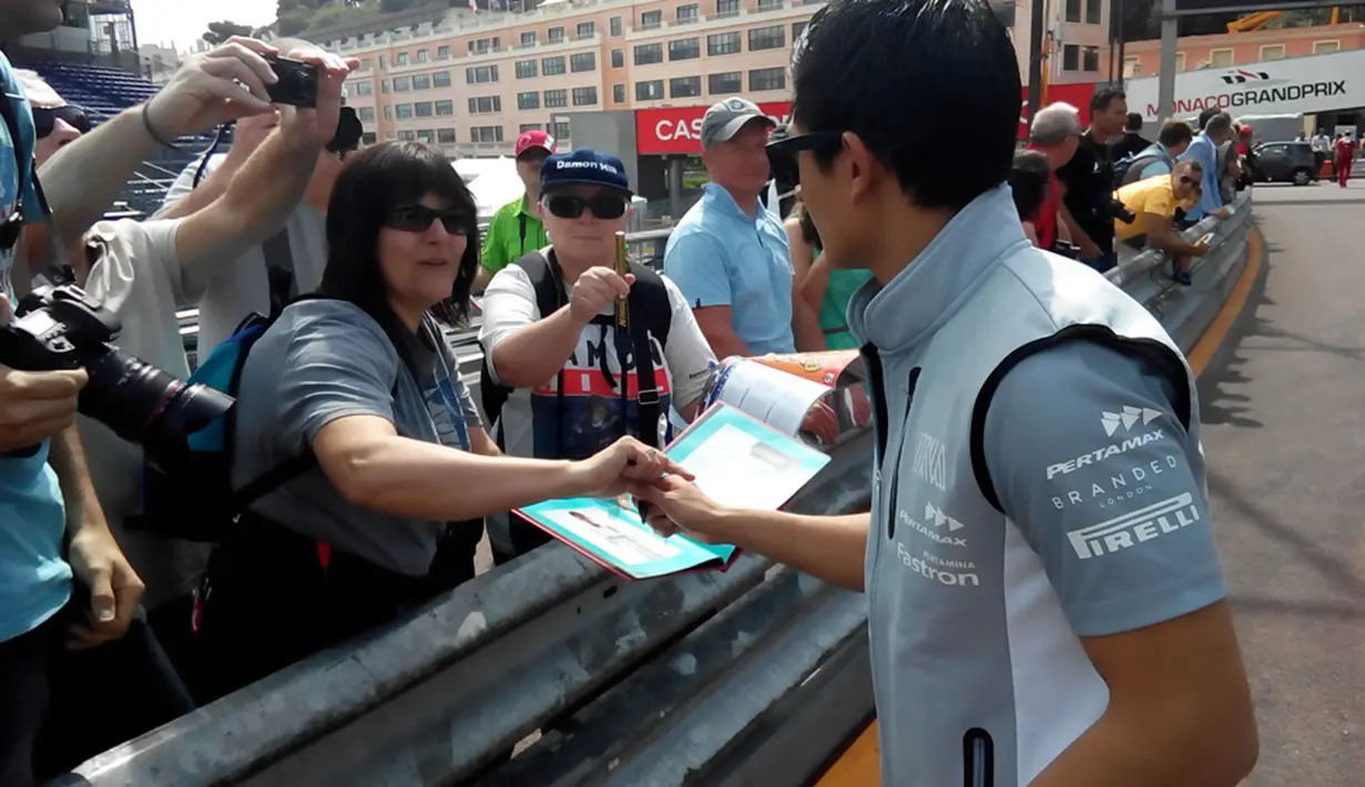 Rio Haryanto dicegat fans asing saat akan menjalani track walks bersama kru Manor Racing di Sirkuit Monako, Rabu (25/5/2016). (Rio Haryanto Media)