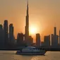 Matahari terbenam di belakang bangunan tertinggi di dunia Burj Khalifa dan gedung-gedung bertingkat lainnya, di Dubai, Uni Emirat Arab pada Sabtu (12/9/2020). (Photo by Karim SAHIB / AFP)