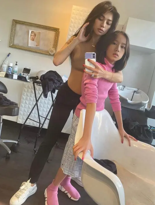 Kali ini, Kierra mengenakan turtleneck top warna pink yang dipadukan plaid pants. Sementara sang ibu mengenakan long sleeve top warna mocca yang dipadukan dengan celana legging hitam. (Instagram/adindabakrie).