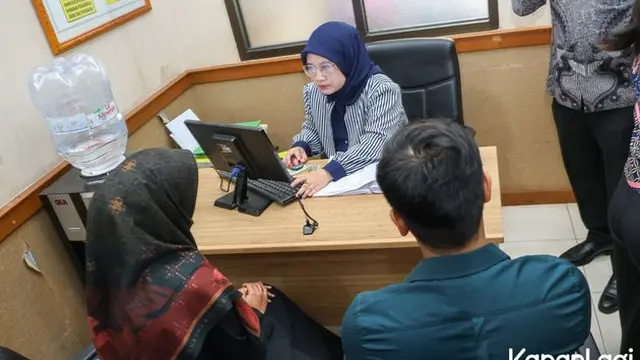 8 Potret Ria Ricis dan Teuku Ryan Hadiri Mediasi Sidang Perceraian, Sempat Cium Tangan
