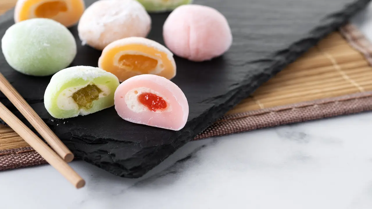 Ilustrasi kue mochi (Foto: freepik/chandlervid85)