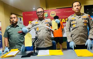 Kapolsek Beji, Kompol Josman memperlihatkan senjata tajam yang digunakan untuk tawuran, Depok. (Foto: Liputan6.com/Dicky Agung Prihanto)