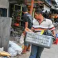 Warga pasar ikan memindahkan barang-barang untuk dipindahkan ke Rusun Rawa Bebek, Jakarta, Selasa (6/4/2016). (Liputan6.com/Yoppy Renato)