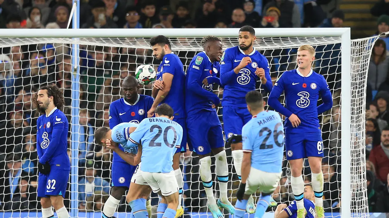 Riyad Mahrez menjebol gawang Chelsea di babak ketiga Piala Liga Inggris atau Carabao Cup