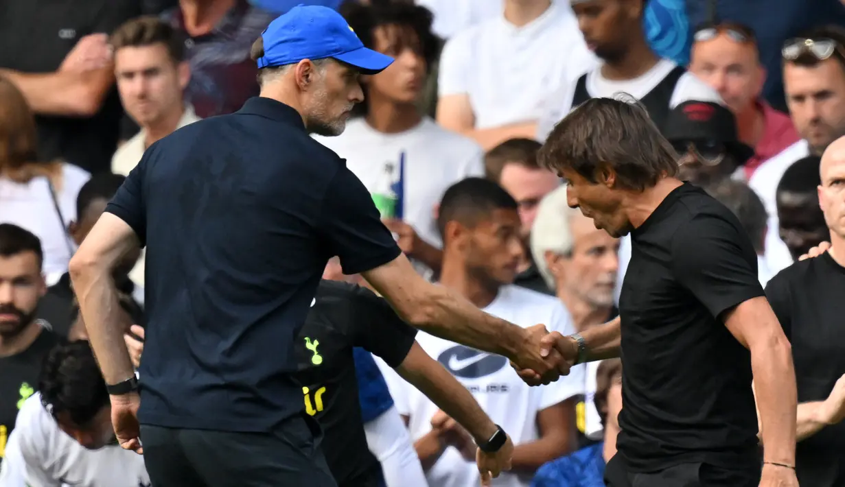 Kejadian ini berawal dari jabat tangan antara Thomas Tuchel dan Antonio Conte usai pertandingan antara Chelsea melawan Tottenham Hotspur yang berakhir imbang 2-2. (AFP/Glyn Kirk)