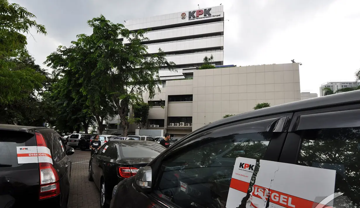 Disitanya mobil Fuad Amin Imron karena terkait kasus dugaan jual beli gas alam di Bangkalan, Madura, Jawa Timur, Jakarta, Selasa (23/12/2014). (Liputan6.com/Mihtahul Hayat)