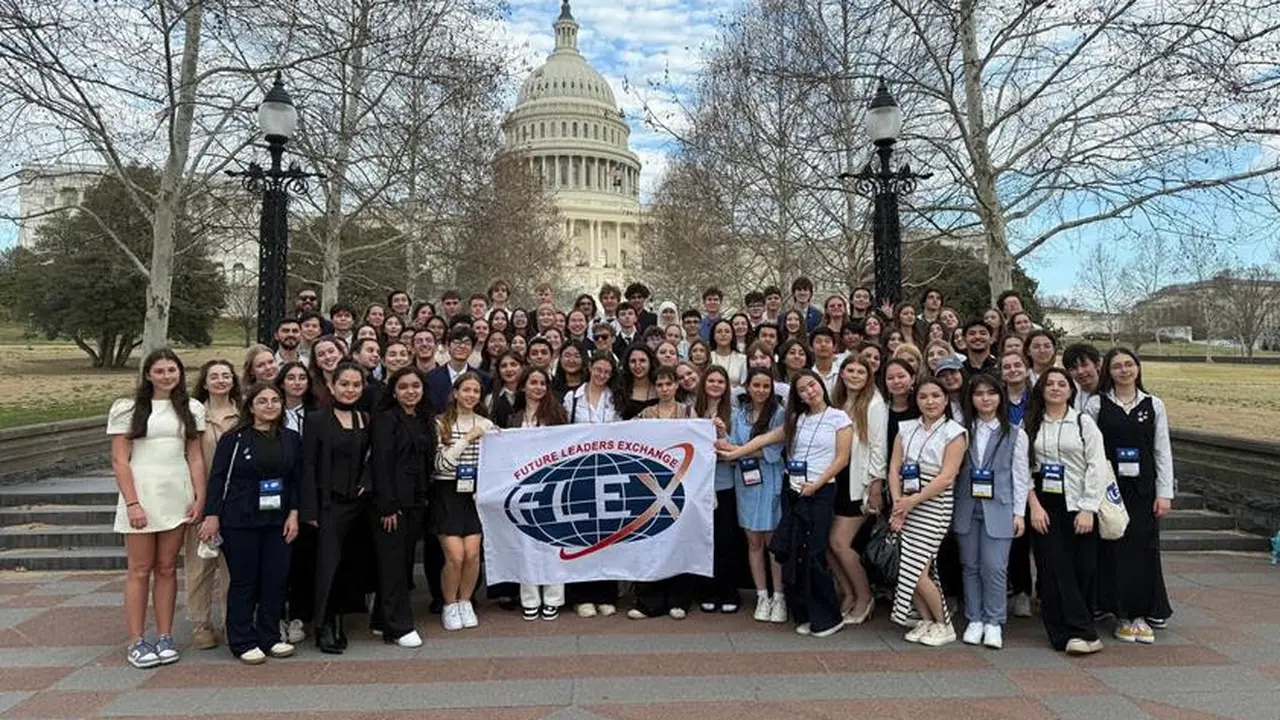 FLEX Global merupakan program pertukaran berbasis prestasi dengan proses seleksi yang sangat kompetitif. Program ini diselenggarakan oleh Biro Urusan Pendidikan dan Kebudayaan (ECA) di bawah Kementerian Luar Negeri AS.