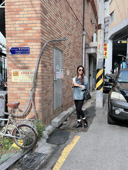 Nabila menikmati kopi hangat sambil di berjalan menyusuri gang di pagi hari. Istri Reshwara Argya Radinal itu tampil kece dengan jaket denim oversize yang dipadu dengan celana panjang ketat dan sepatu boots warna senada. Kacamata hitam pun menambah kece penampilannya. (Liputan6.com/IG/@nsyakieb85)