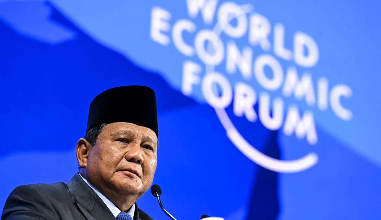 Forum ekonomi tersebut mempertemukan ahli, pakar, praktisi, ekonom, akademisi, dan pemimpin dunia untuk berdialog membahas tantangan ekonomi masa kini dan proyeksi ke depan. Forum Ekonomi Dunia (WEF) 2026 akan berlangsung hingga 23 Januari. Tampak dalam foto, Presiden Indonesia, Prabowo Subianto saat menyampaikan pidato khusus (special address) pada pertemuan tahunan Forum Ekonomi Dunia (WEF) di Davos, Swiss, pada Kamis 22 Januari 2026. (Fabrice COFFRINI/AFP)