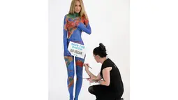 Lewat lukisan di tubuh model Renee Somerfield, aktivis People for the Ethical Treatment of Animals (PETA), mengkampanyekan Perlakuan Etis terhadap Hewan, (3/7/2014). (REUTERS/Jason Reed)