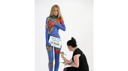 Lewat lukisan di tubuh model Renee Somerfield, aktivis People for the Ethical Treatment of Animals (PETA), mengkampanyekan Perlakuan Etis terhadap Hewan, (3/7/2014). (REUTERS/Jason Reed)