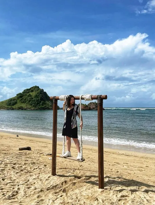 Pantai menjadi tempat healing terbaik untuk melepas penat. Keindahan pemandangan pantai serta perasaan tenang memandangi lautan mencari cara yang ampuh melepas kebosanan. Perasaan itulah yang juga dirasakan Olivia Sumargo yang tampak senang berlibur di pantai. (Liputan6.com/IG/@oliviasumargo)