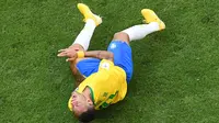 Penyerang timnas Brasil, Neymar berguling di atas lapangan pada babak 16 besar Piala Dunia 2018 melawan Meksiko di Samara Arena, Senin (2/7). Neymar dituding melakukan aksi drama yang kelewatan saat berpura-pura kesakitan.  (AFP/Kirill KUDRYAVTSEV)