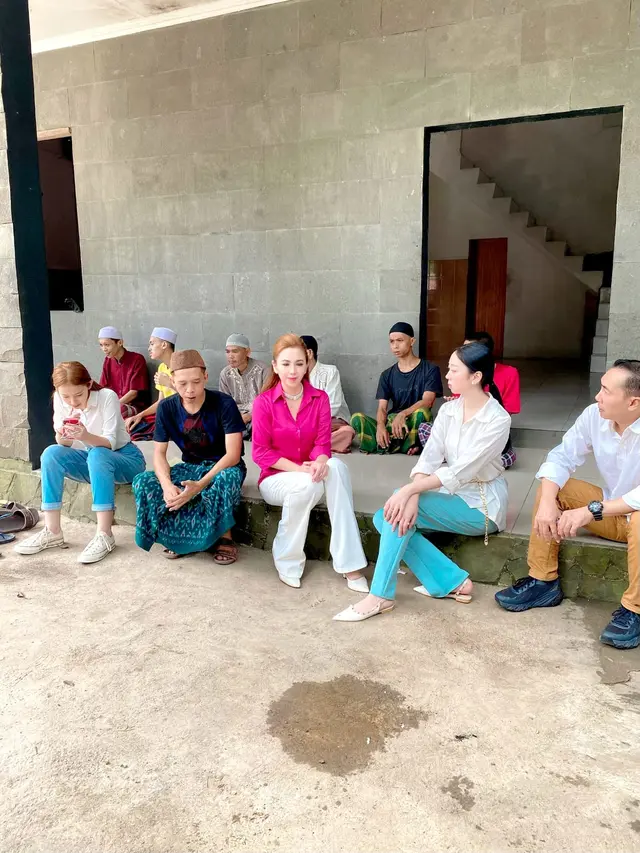 Heni Tania bersama para Orang Dengan Gangguan Jiwa (ODGJ)