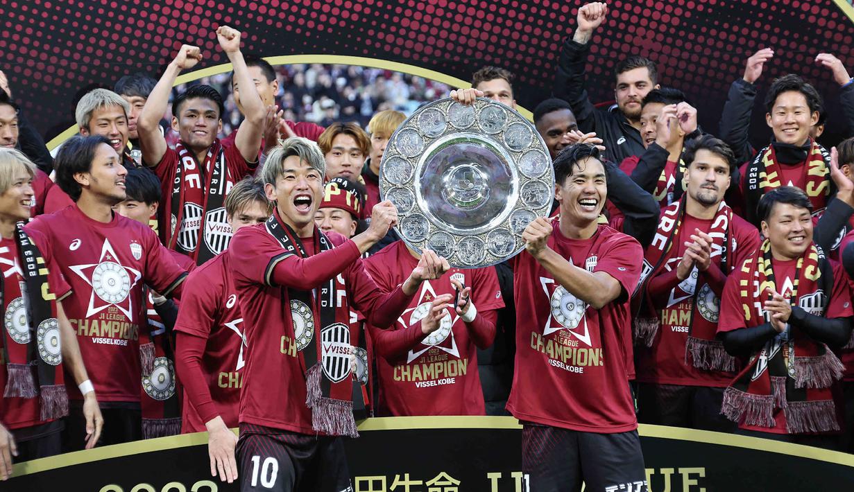 Puncak gelaran J1 League musim ini terjadi di pekan ke-33, akhir bulan November lalu. Vissel Kobe berhasil mengunci gelar J1 League 2023 setelah menang 2-1 atas Nagoya Grampus, sementara Yokohama F. Marinos hanya bisa bermain imbang 0-0 melawan Albirex Niigata. (AFP/Jiji Press/STR)