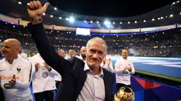 Pelatih Prancis, Didier Deschamps merayakan gelar juara Piala Dunia 2018 setelah menjuarai laga final melawan Kroasia pada partai final di Luzhniki Stadium, Moscow, Rusia, 15 Juli 2018. (AFP/Franck Fife)