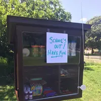 Seorang perempuan dari Fayetteville, Arkansas membuat pantry mini di jalanan bagi mereka yang membutuhkan. (Via: