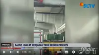 Aksi komplotan bajing loncat mencuri besi dari atas truk di Jalan Raya Bekasi, Cakung, Jakarta Timur viral di media sosial. (YouTube Liputan6)