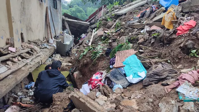 Tebing Perlintasan KA Bogor-Sukabumi Longsor dan Menimpa 5 Rumah Warga