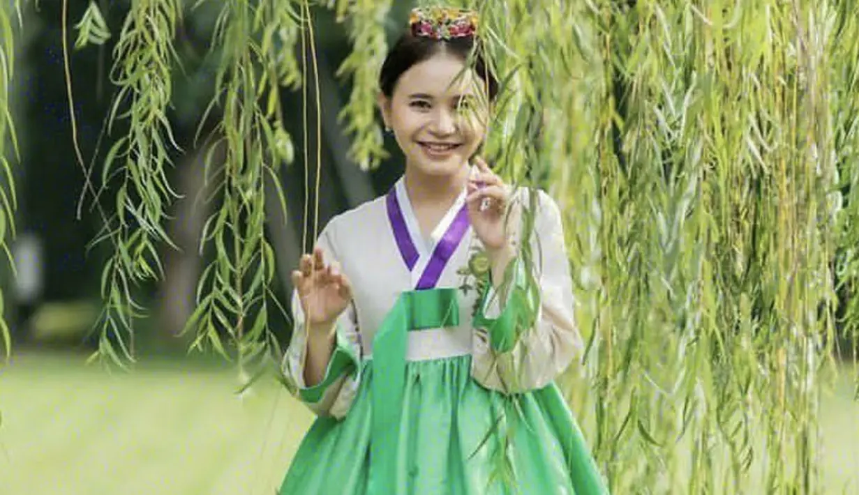 Rossa menjadi penyanyi Indonesia pertama ang bernaung di agensi Korea Selatan, SM Entertaiment. Rossa pun sangat cocok mengenakan hanbok soft pink dengan rok hijaunya. Riasan kepalanya membuatnya tampak manis. Dok. (@itsrossa910)