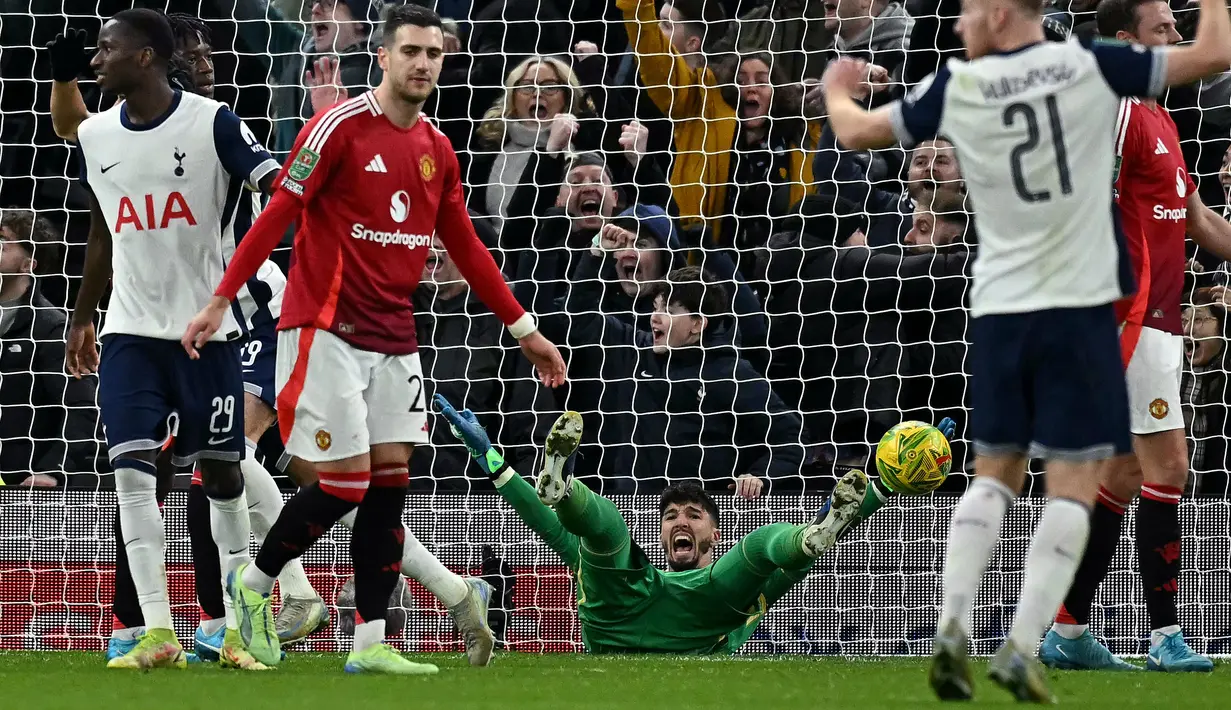 Kiper Manchester United, Altay Bayindir gagal mengahalu bola tendangan sepak pojok yang dilesatkan oleh pemain Tottenham Hotspur, Son Heung-min pada laga perempat final Carabao Cup 2024/2025 di Tottenham Hotspur Stadium, London, Jumat (20/12/2024). (AFP/Ben Stansall)