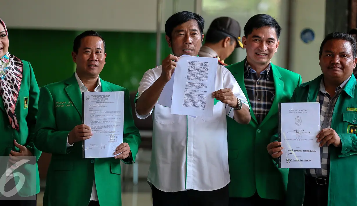 Anggota DPRD Haji Lulung (tengah) bersama Dimyati Natakusumah menunjukan surat otentik muktamar di Kemenkumham, Jakarta (4/1). Kedatangannya untuk menjelaskan dan menyerahkan data otentik muktamar Jakarta kepada Menkumham. (Liputan6.com/Faizal Fanani)