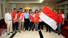  Wakil Ketua Umum KOI, Muddai Madang (tengah) bersama atlet memegang bendera Merah Putih saat pelepasan keberangkatan tim olimpiade Indonesia di gedung KOI Jakarta, Rabu (27/7). (Liputan6.com/Helmi Fithriansyah)
