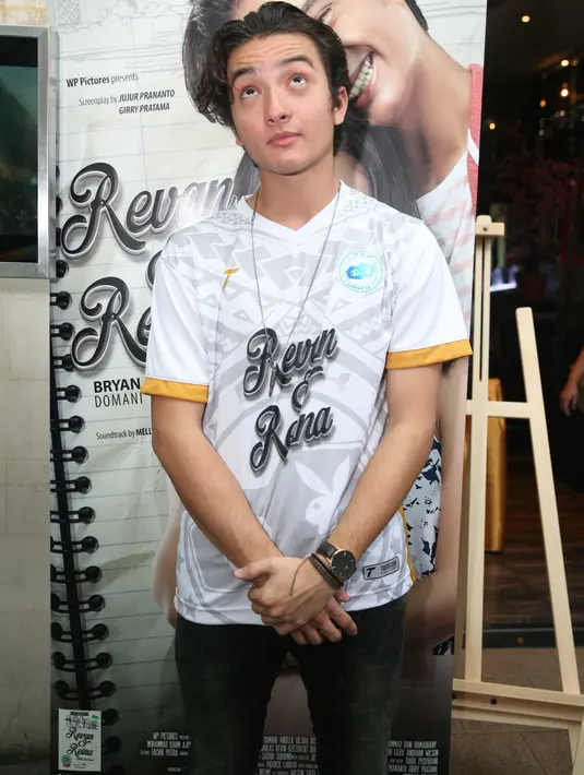 "Kalau disuruh pilih film atau sinetron sih aku  enggak bisa. Aku senang dua-duanya, sejauh ini sih aku jalanin dua duanya aja," kata Bryan Domani. (Nurwahyunan/Bintang.com)