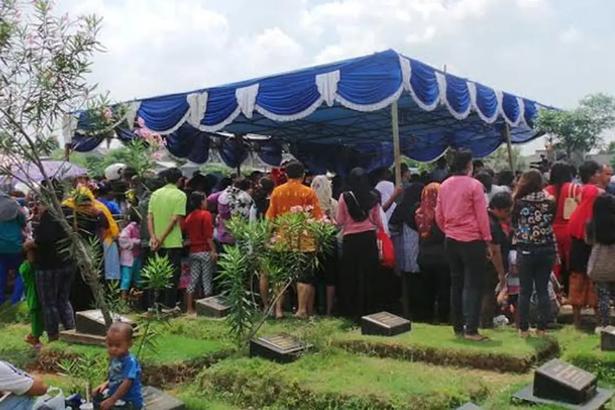 [Bintang] Makam Olga Syahputra