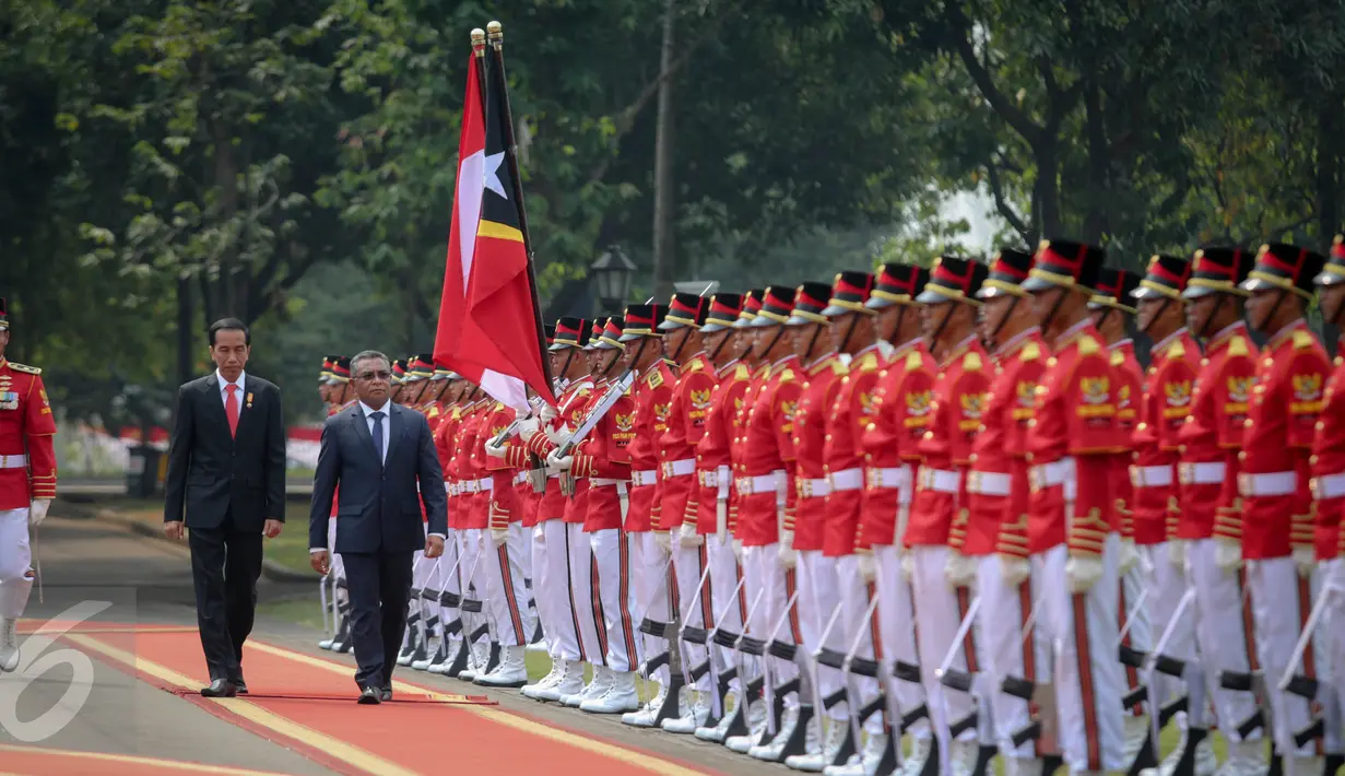 Presiden Jokowi (kiri) dan PM Timor Leste Rui Maria De Araujo berjalan memeriksa pasukan kehormatan Paspampres pada upacara kenegaraan di Istana Merdeka, Jakarta, Rabu (26/8). (Liputan6.com/Faizal Fanani)