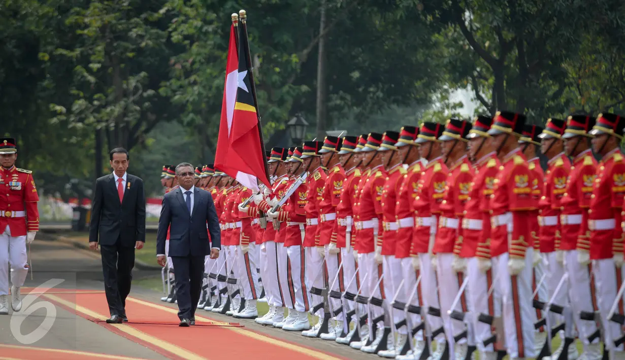 Presiden Jokowi (kiri) dan PM Timor Leste Rui Maria De Araujo berjalan memeriksa pasukan kehormatan Paspampres pada upacara kenegaraan di Istana Merdeka, Jakarta, Rabu (26/8). (Liputan6.com/Faizal Fanani)