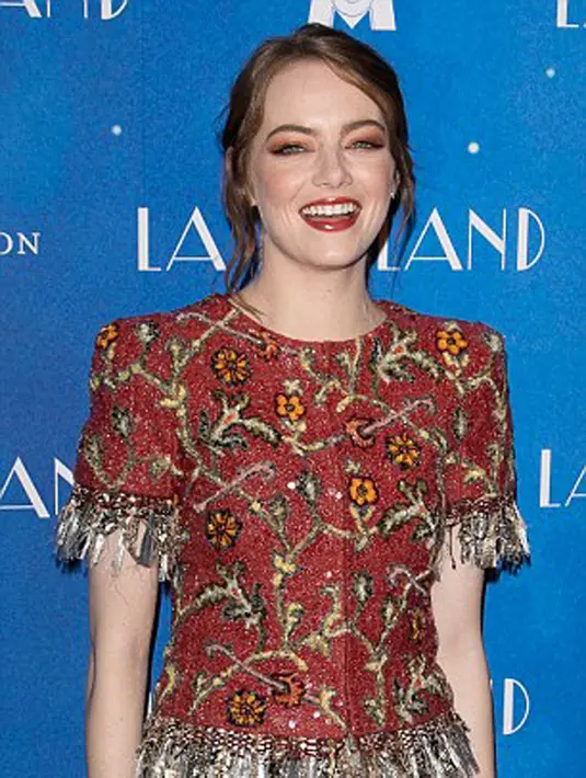 Mendengar ucapan Emma, kabarnya Ryan tidak kuat menahan rasa malunya. Menutupi sebagian wajah dengan telapak tangannya, terlihat dalam layar besar Ryan mengeluarkan ekspresi wajah yang lucu. (AFP/Bintang.com)