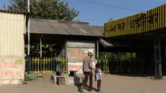 Foto pada 20 Maret 2014 menunjukkan pejalan kaki melintas di depan bekas kedai teh milik ayah PM India, Narendra Modi di stasiun kereta Vadnagar. Kedai teh itu akan dijadikan objek wisata untuk memperlihatkan perjuangan masa kecil Modi. (SAM PANTHAKY/AFP)