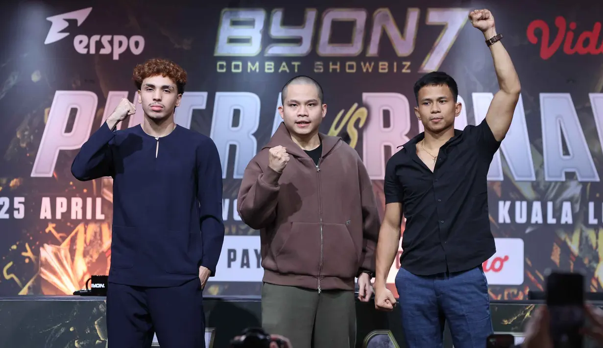 Presiden Byon, Yoshua Marcellos Muliardo (tengah) bersama petarung yang akan bertanding di laga utama Byon Combat Showbiz Vol.7, Putra Abdullah (kiri) dan Ronal Siahaan saat menghadiri Press Conference Pertama Byon Combat Showbiz Vol.7 di SCTV Tower, Jakarta, Kamis (12/3/2026). (Bola.com/M Iqbal Ichsan)